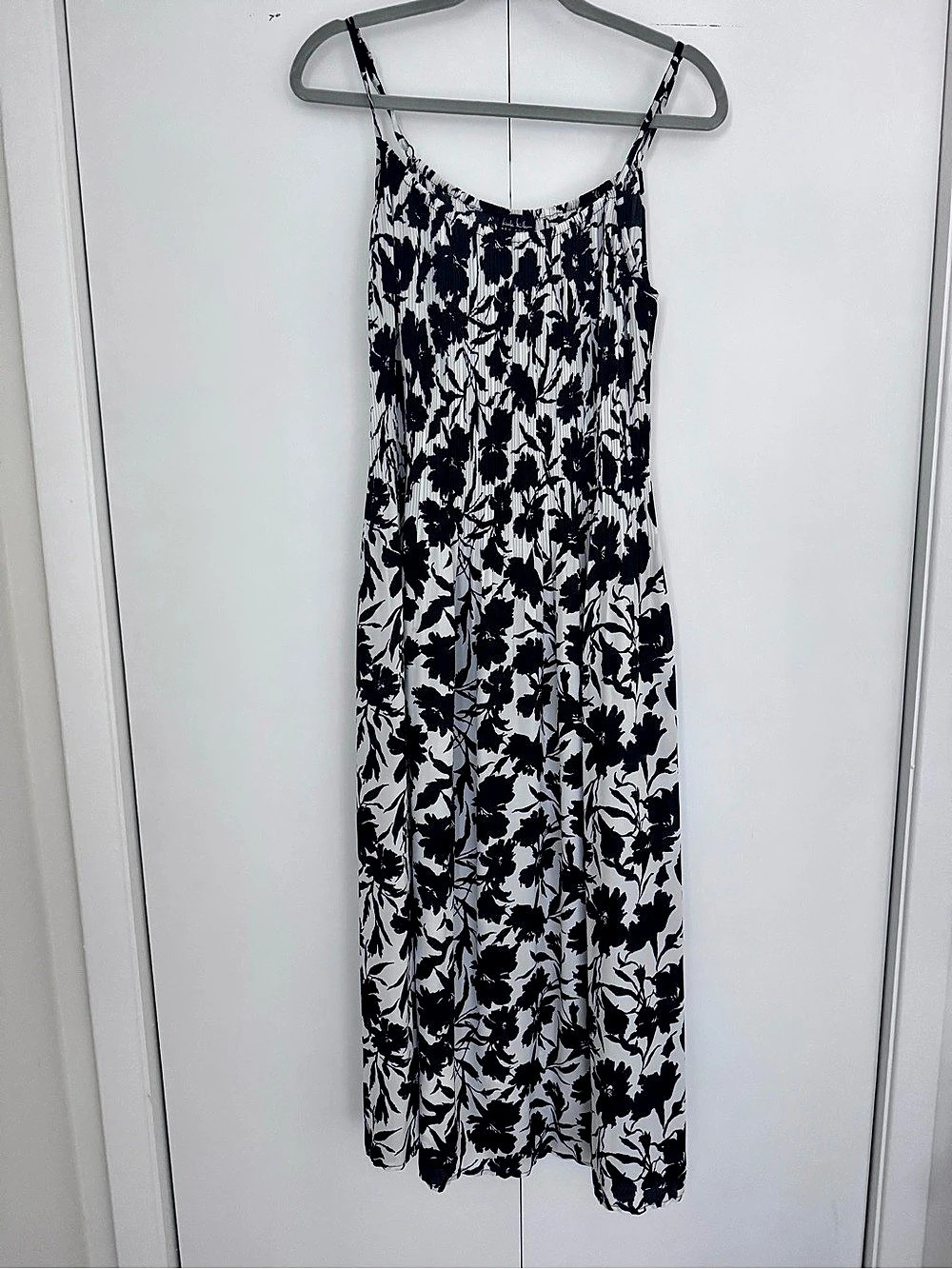 Nicole Miller New York Sleeveless Floral Print Smocked Pleated Midi Dress M B&W